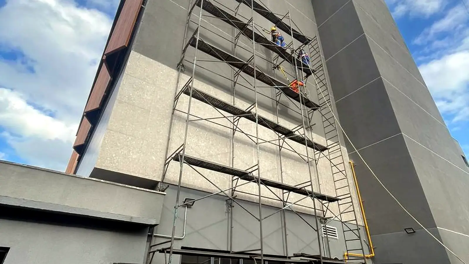 Andaime fachadeiro montado em obra atendida pela SAF em Recife